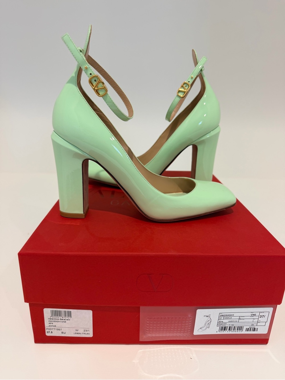 NWT!! Size EU 37.5 Valentino Garavani Mint Green Patent Leather Pumps